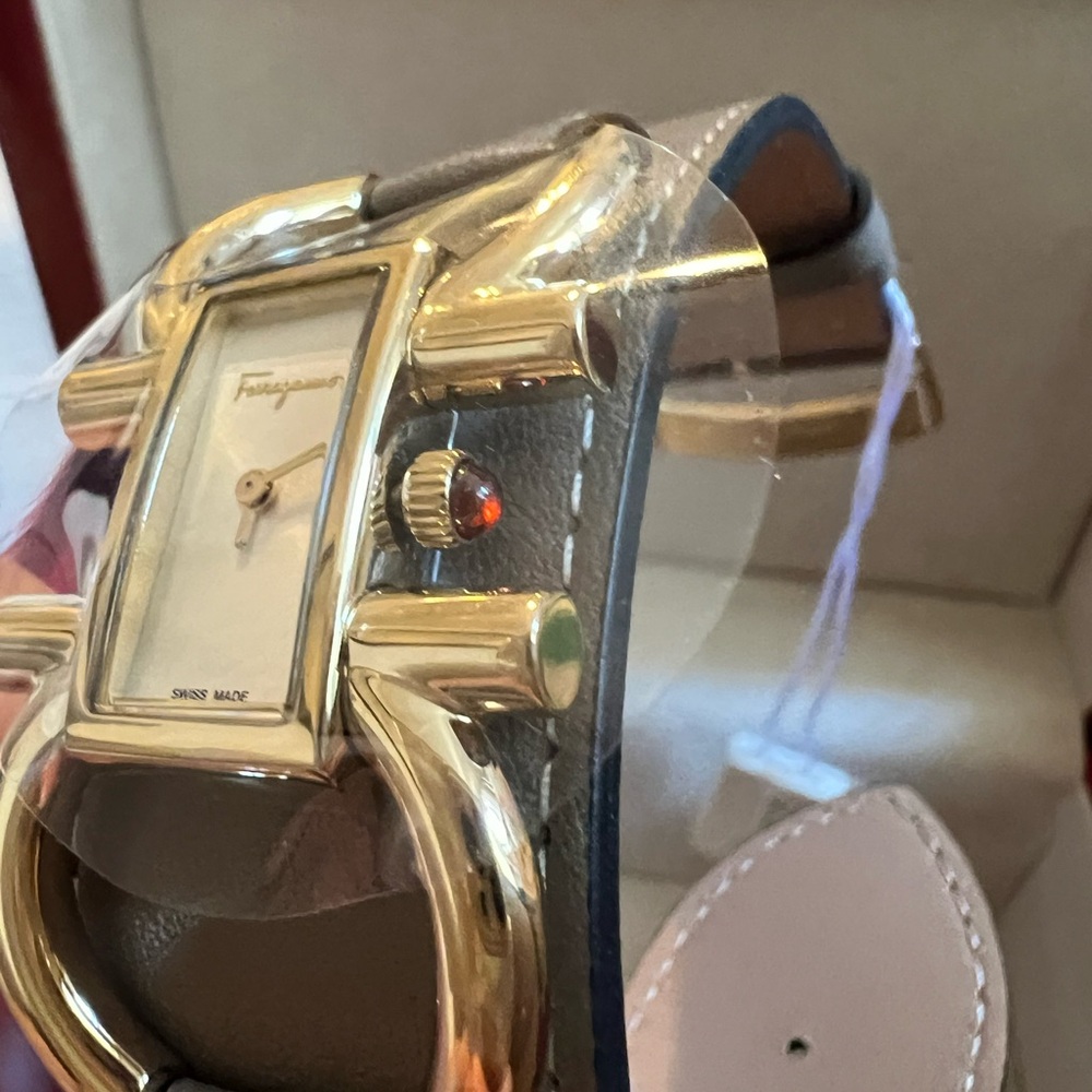 Salvatore Ferragamo Gold Buckle sapphire Leather watch - Picture 6 of 15